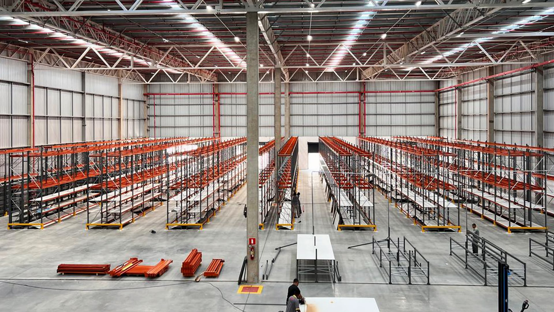 Imagem de destaque com soluções em armazenagem: porta-paletes, estante industrial e armazém autoportante