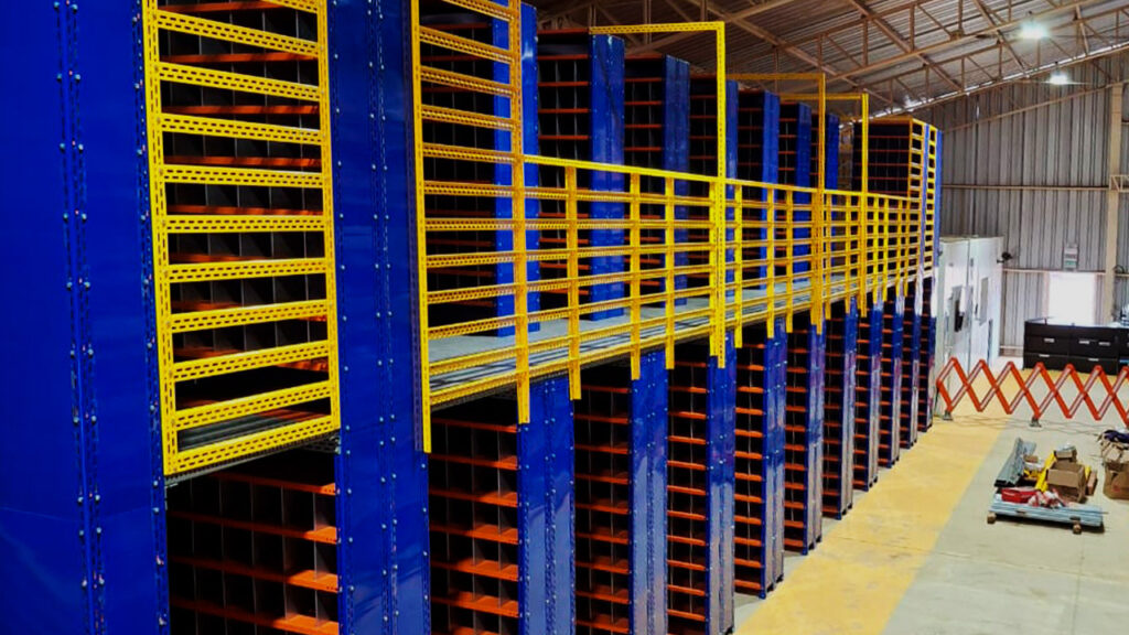 Estrutura de armazenagem Altamira com mezaninos e estantes modulares para organização de estoque sazonal