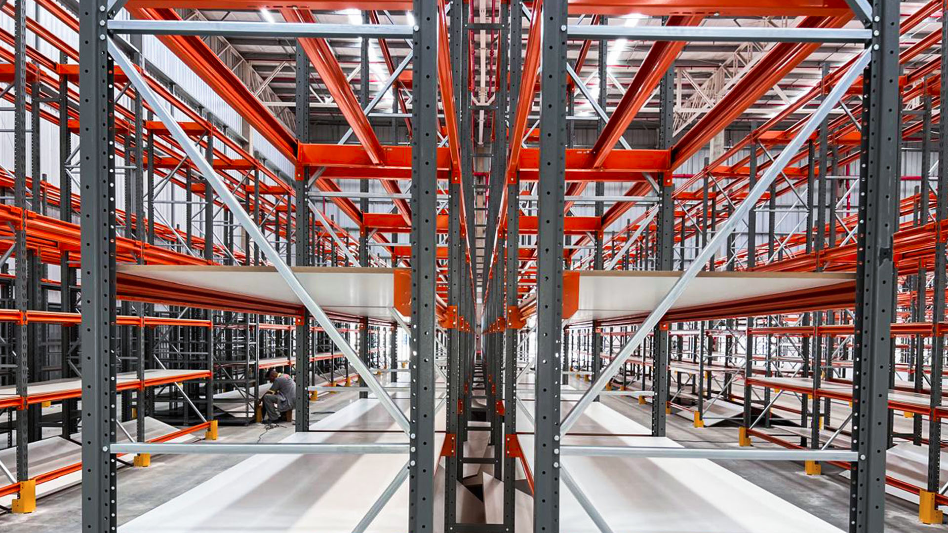 Armazém automatizado com estruturas inteligentes e operação eficiente