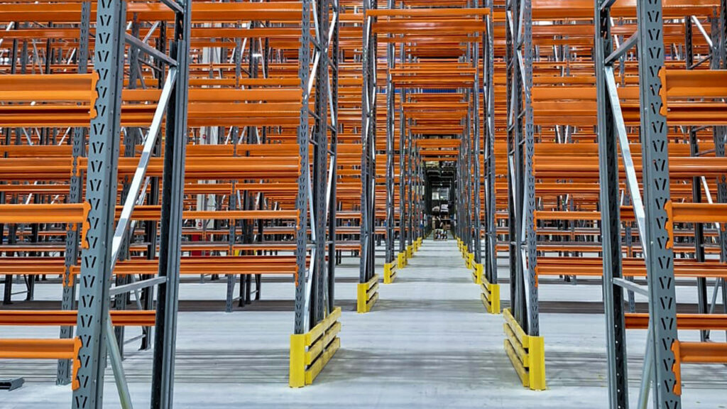 Imagem de armazém com estrutura porta-paletes verticalizada em múltiplos níveis