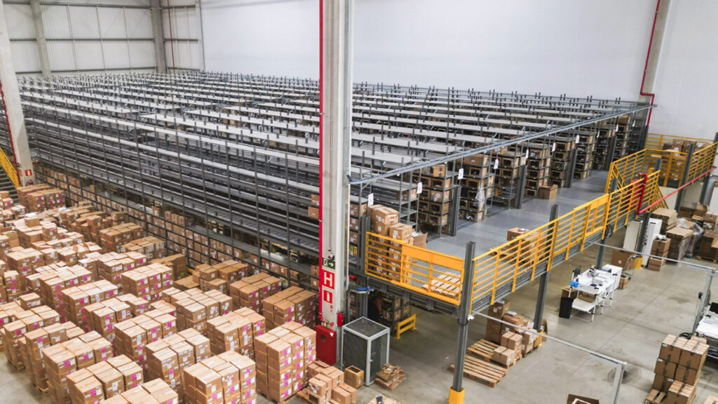 Estrutura rack pallet integrando transelevadores e sistemas automatizados