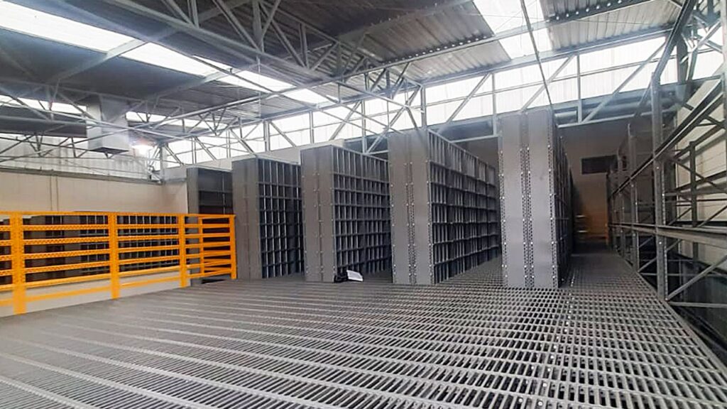 Armazém autoportante com verticalização máxima e estrutura metálica própria