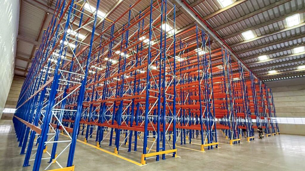 Vista panorâmica de armazém com porta-paletes, estante industrial e estrutura autoportante instaladas