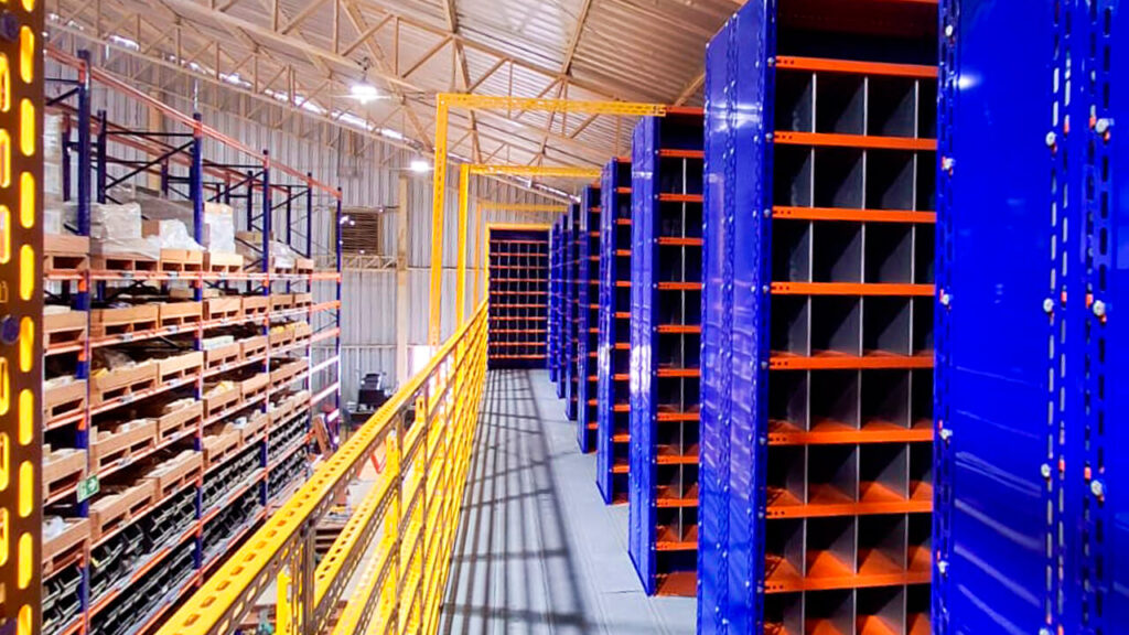Estantes industriais com estrutura modular para ampliação de armazenagem