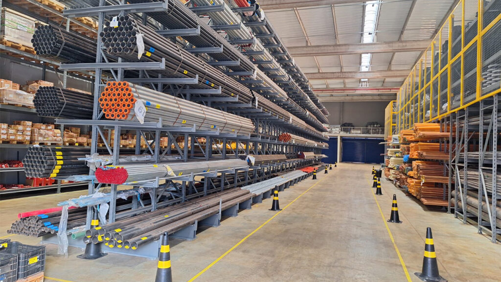 Picking e organização de estoque com soluções em armazenagem para e-commerce
