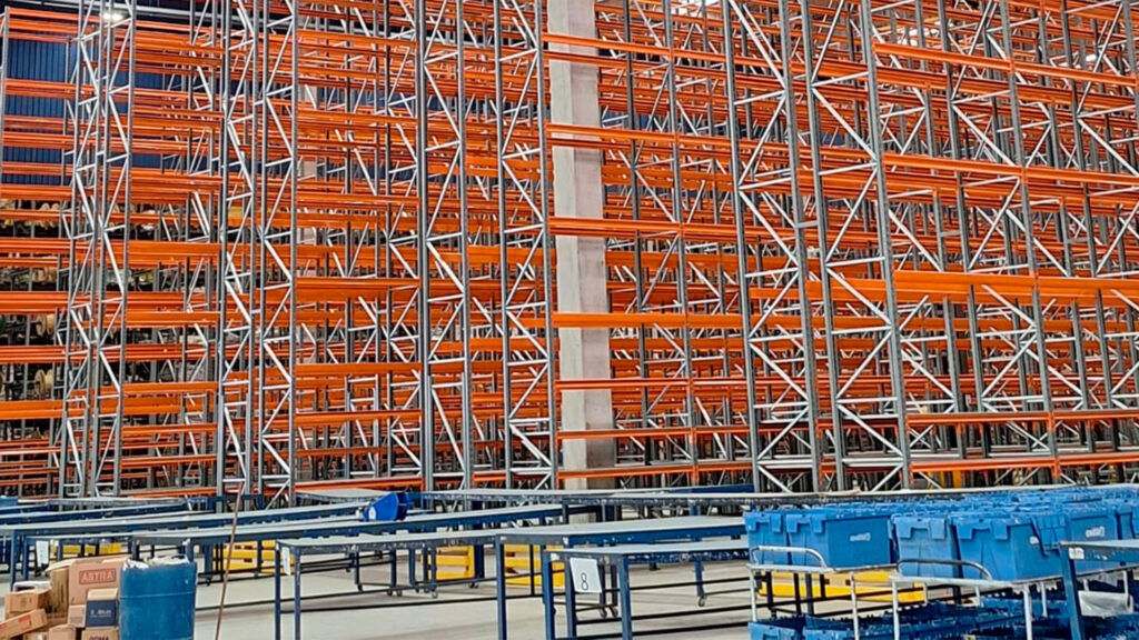 Armazém com estruturas metálicas e integração logística para e-commerce