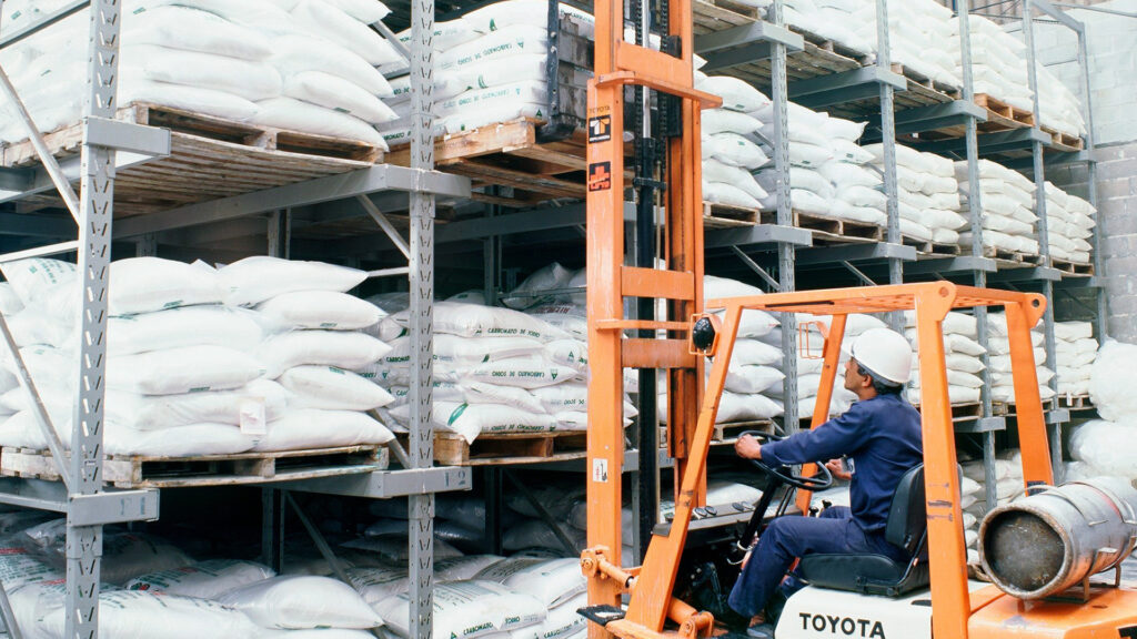 Separação de pedidos em armazém com estruturas logísticas para picking