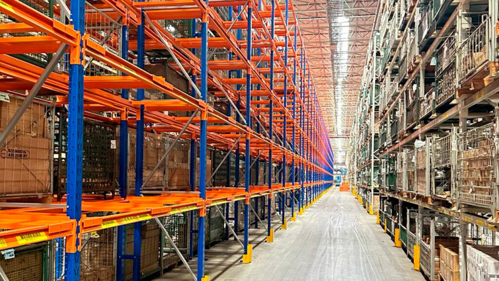 Visão interna de armazém com sistemas de armazenagem otimizados